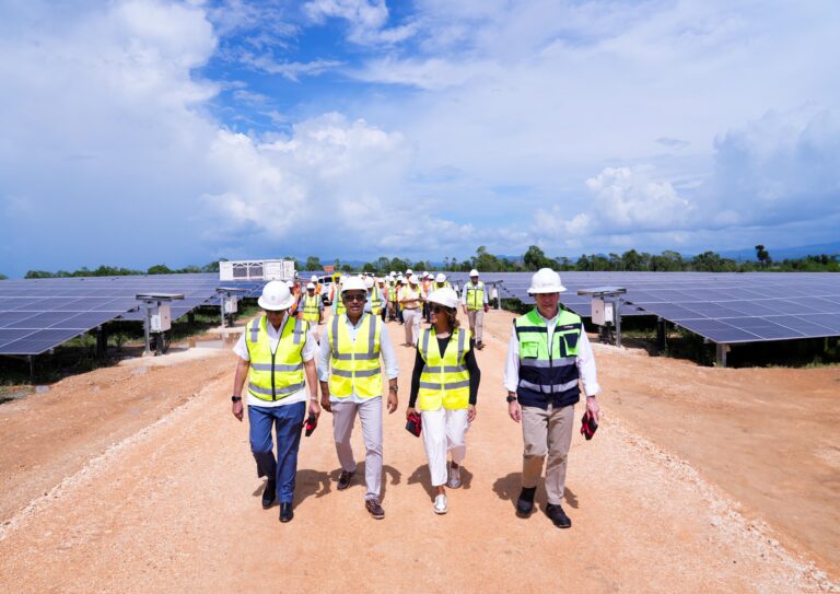 Ministro Joel Santos resalta confianza de inversionistas en el sector eléctrico al visitar el complejo fotovoltaico Cotoperí Solar, en La Romana