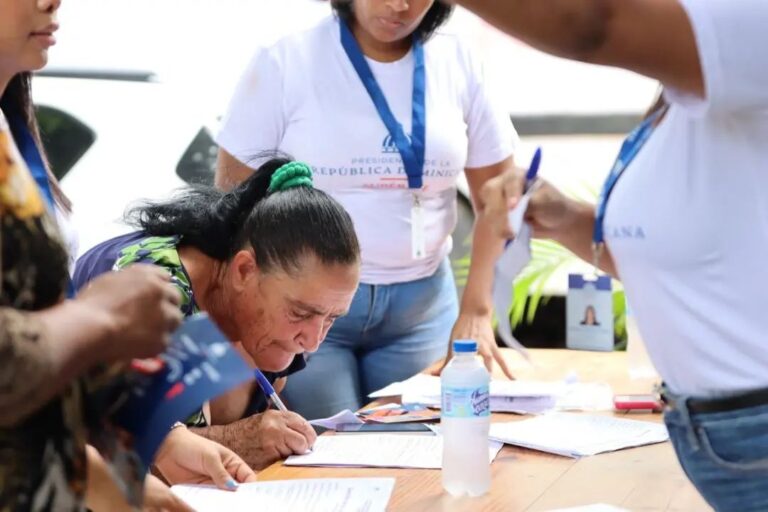 Supérate, junto a la distribuidora Luz y Fuerza, entregan 1,500 tarjetas de Bono Luz en Samaná; la misma cantidad recibirá el subsidio Aliméntate