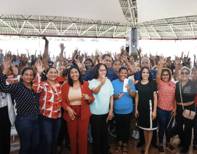 INDOTEL beneficia a 217 mujeres con la Canasta Digital Social en SDO