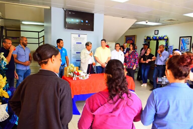 UASD Recinto Santiago da bienvenida a la Navidad con cóctel y encendido del arbolito navideño