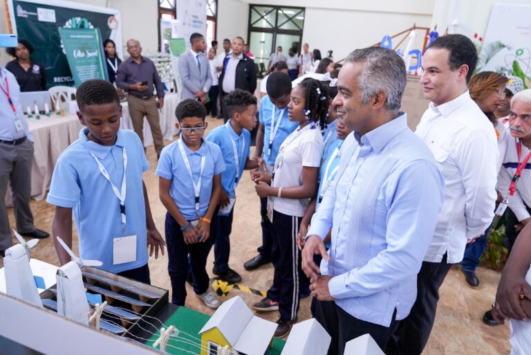 Más de mil personas acuden a tercera edición de Feria Científica 2024 en el Parque Temático de Energía Renovable