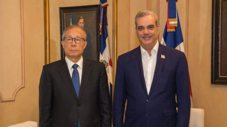 Presidente Abinader recibe en Palacio Nacional al vicepresidente de la Asamblea Nacional de la República Popular China, Li Hongzhong