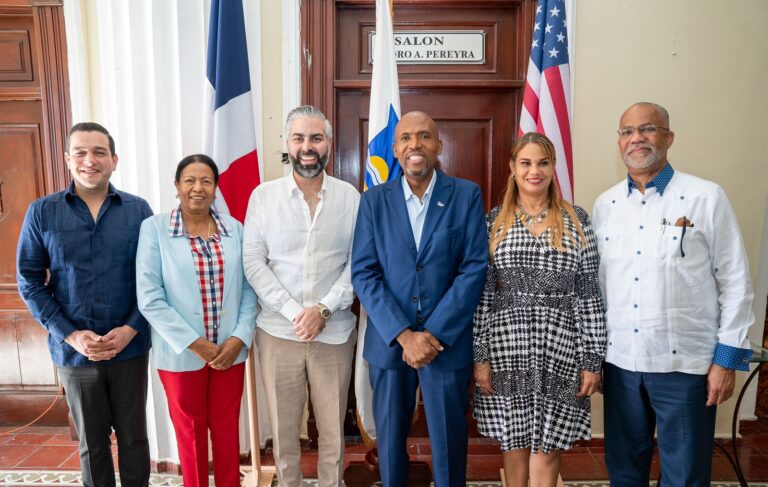 Eduardo Kery recibe visita representantes de la Alcadia de Miami-Dade