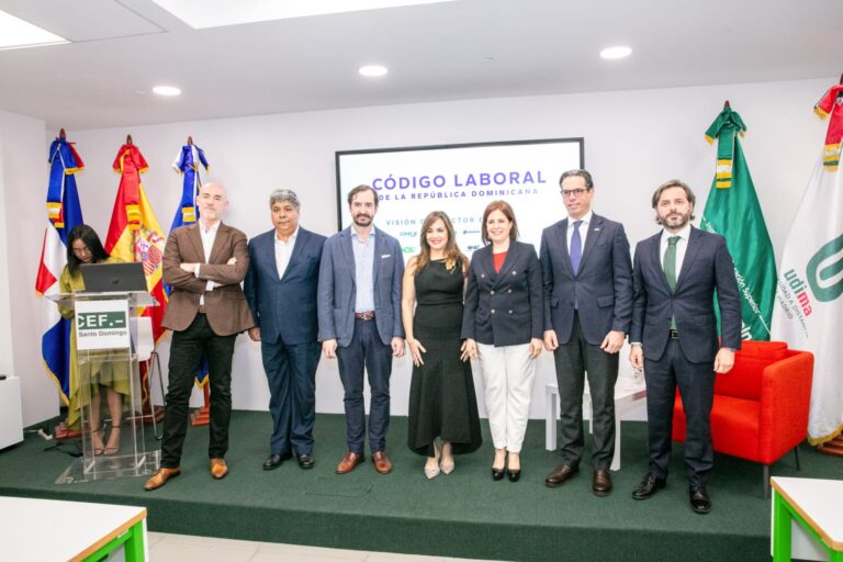 CEF-Santo Domingo celebra foro empresarial sobre el Código laboral