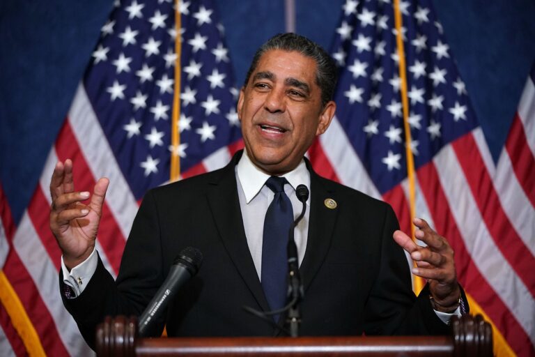 El Congresista Adriano Espaillat Condena el Uso del Perfil Racial Discriminatorio Contra un Oficial Electo Latino