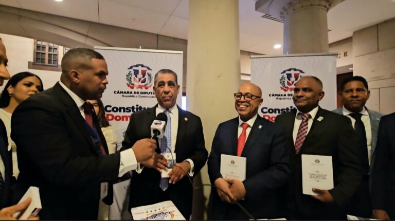 Adriano Espaillat felicita a Alfredo Pacheco por presentar la nueva constitución al evento “Dominicanos en el Capitolio”