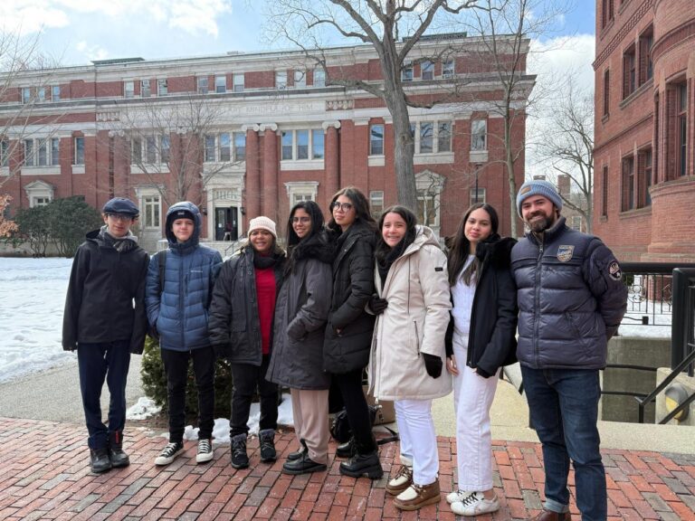 Dominicanas Triunfan en la Final del Torneo Internacional de Debate de Harvard