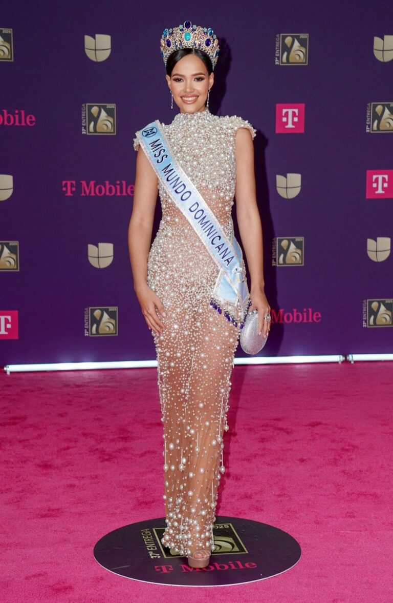 Mayra Delgado, Miss Mundo Dominicana 2025, brilla en la alfombra magenta de Premio Lo Nuestro