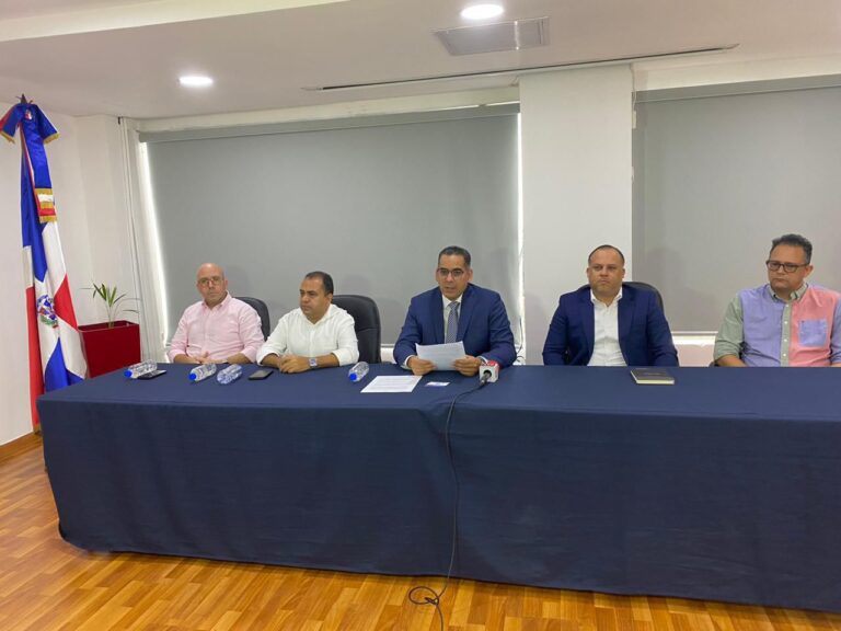 Sector textil al borde del colapso: Miles de empleos corren peligro tras INABIE habilitar fabricantes no productivos