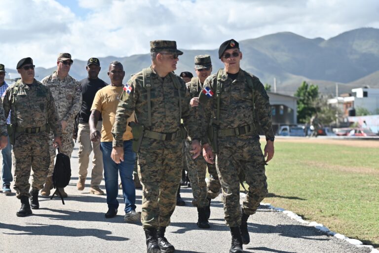 Ministro de Defensa supervisa operatividad de tropas en la frontera sur y norte del país