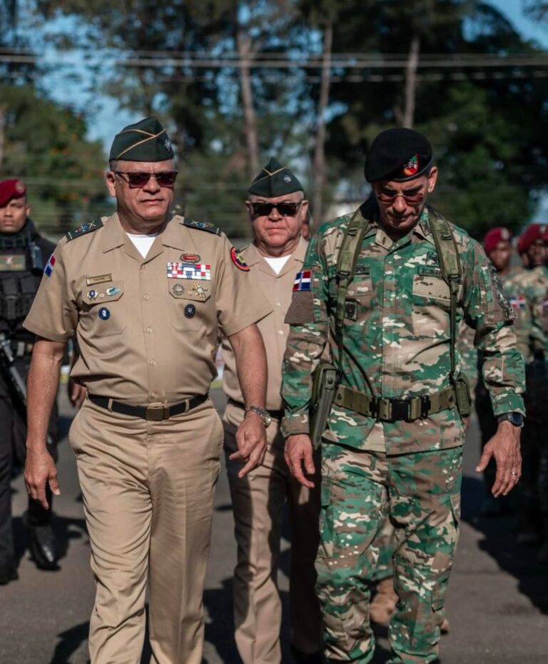 Ministro de Defensa visita instalaciones de las F.F.A.A. para felicitar soldados con motivo desfile 27 de febrero