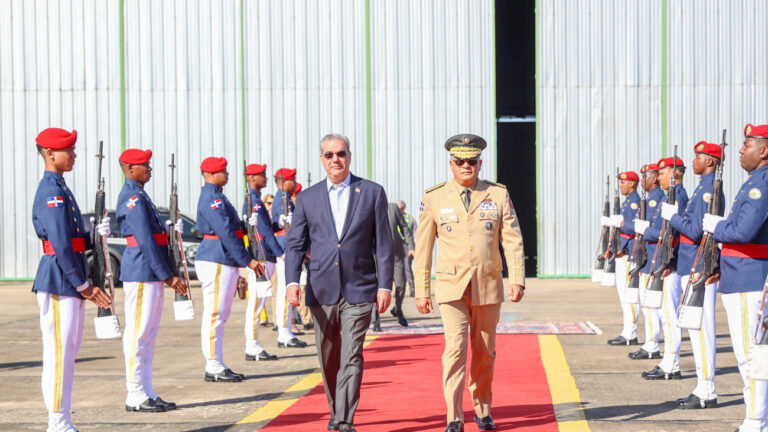 Presidente Abinader sale a Uruguay para asistir a toma de posesión de Yamandú Orsi