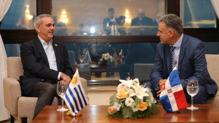 Presidente Abinader sostiene reunión bilateral con el mandatario electo uruguayo, Yamandú Orsi, en Montevideo