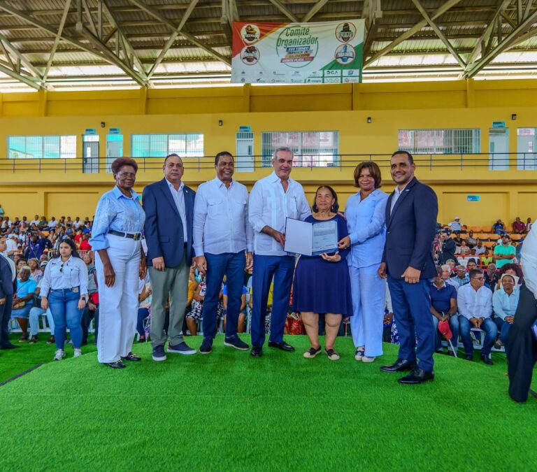 Presidente Abinader y Víctor D’Aza entregan 1400 títulos de propiedad en Monte Plata