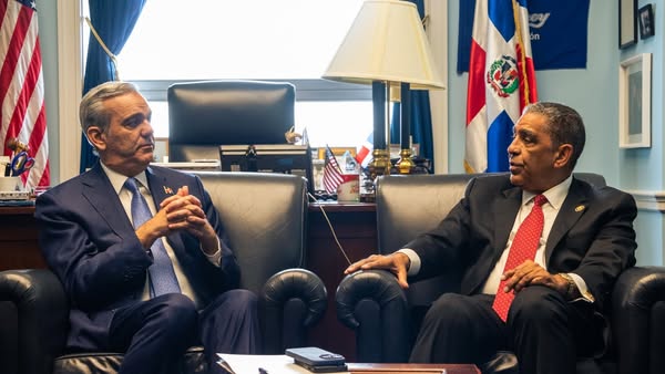 Congresista Adriano Espaillat felicita al presidente Luis Abinader por recibir el Premio al Liderazgo del CHLI y por su compromiso con la democracia