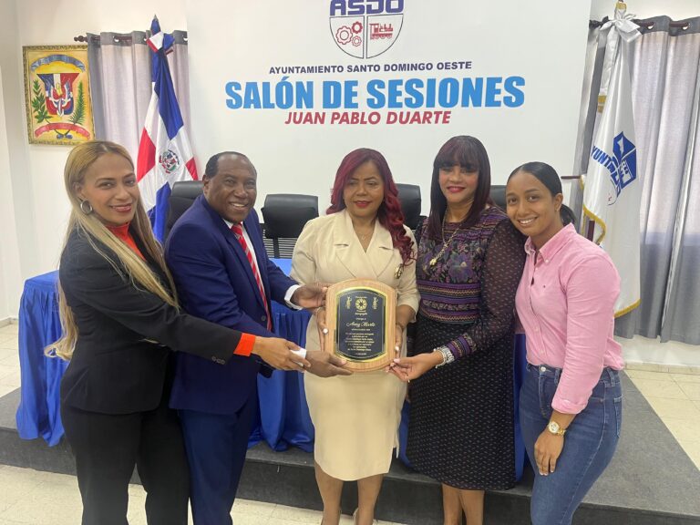 La Fundación Carnaval de Manoguayabo reconoce a la Vicealcaldesa Any Marte por su destacada labor social en Santo Domingo Oeste